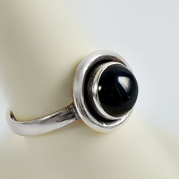Round Green Ring - Circle Design Ring - Vintage Sterling Ring - Picture 1 of 6